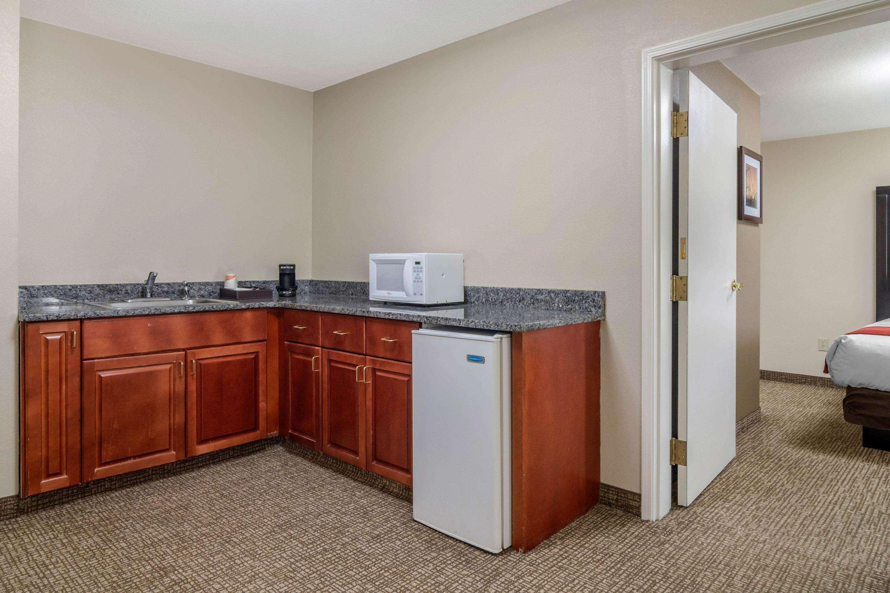 Comfort Inn & Suites Atlanta-Smyrna Bagian luar foto